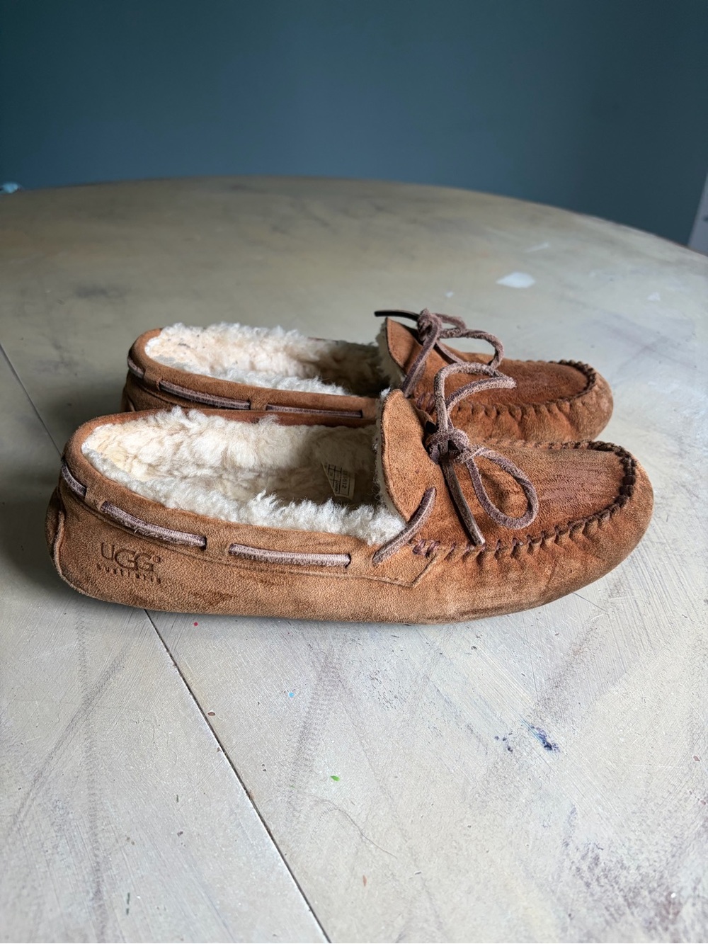 UGG Dakota Chestnut Suede Shearling Moccasin Slippers Sz 8 Cozy Warm Logo Comfy